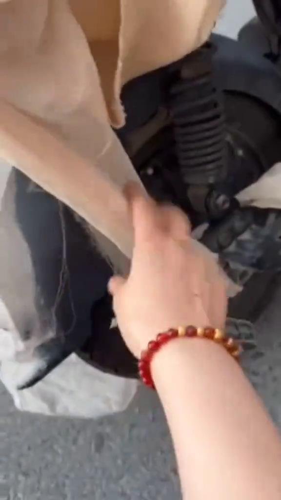 算命的折煞也迷信了自己的害怕，我扛起了岁月的风霜也遗忘了曾经那杆枪，迷恋了朋友的