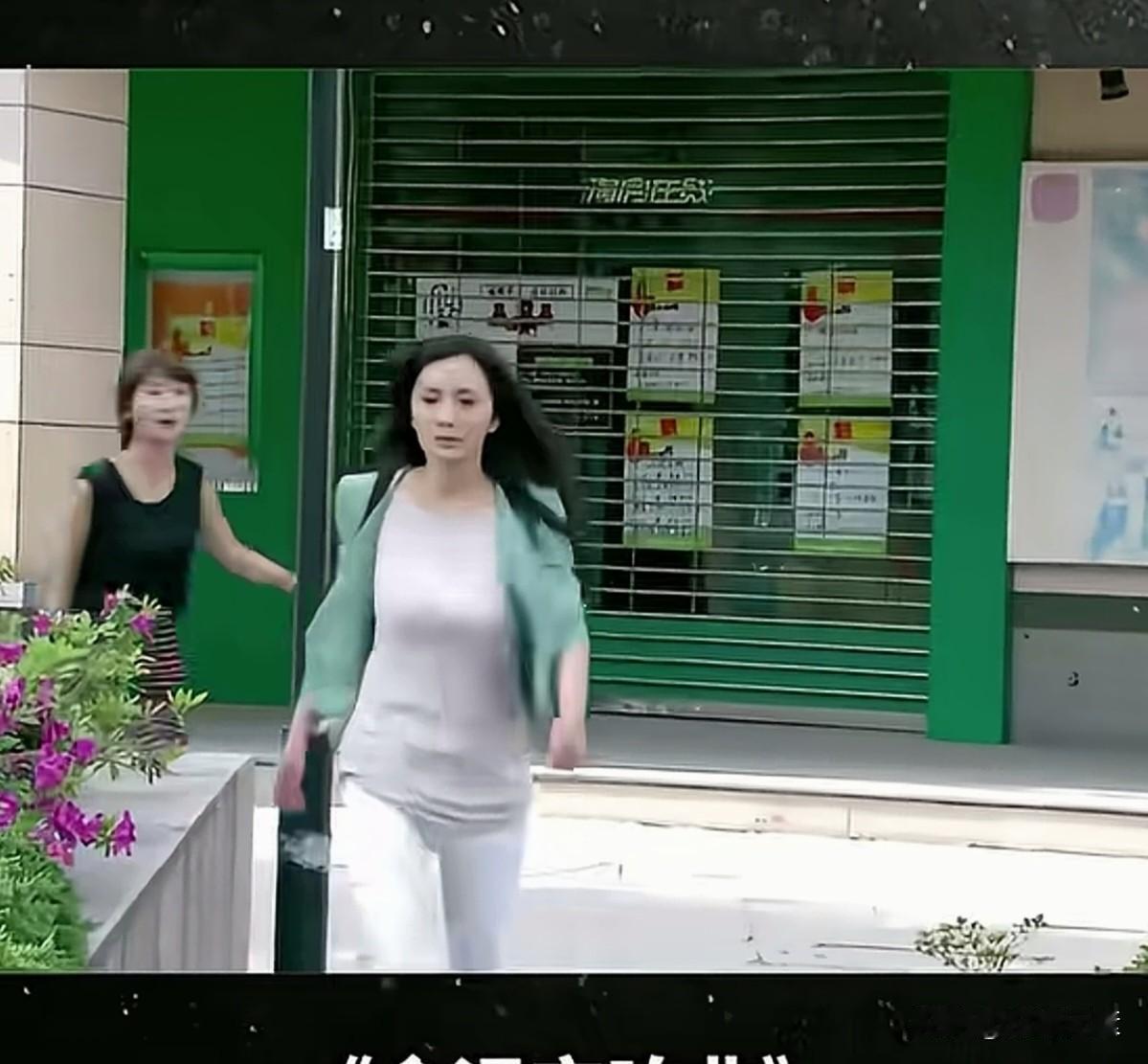 步态优雅，苗条轻盈，走路带风，
杨幂的气场真是绝了。
只是不明白，
她为什么要叫