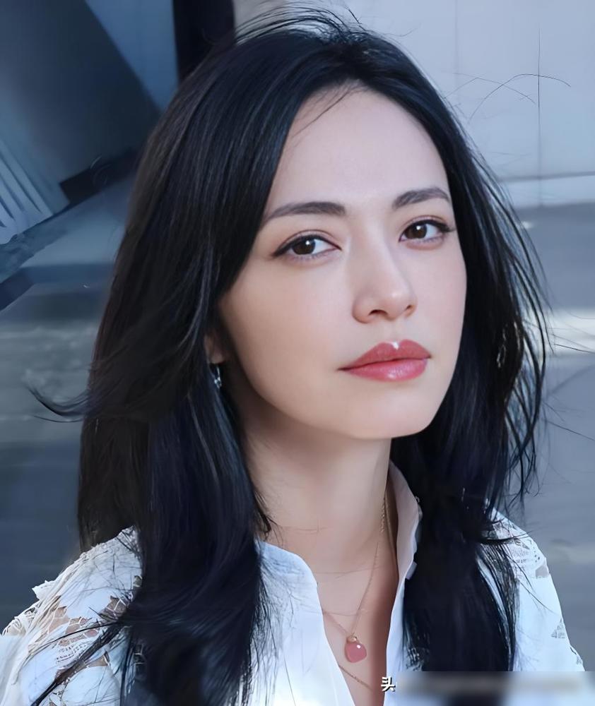 你昨天刷姚晨微博没？她和曹郁居然离婚好几年了！昨天才官宣！
昨天下午他俩同步甩