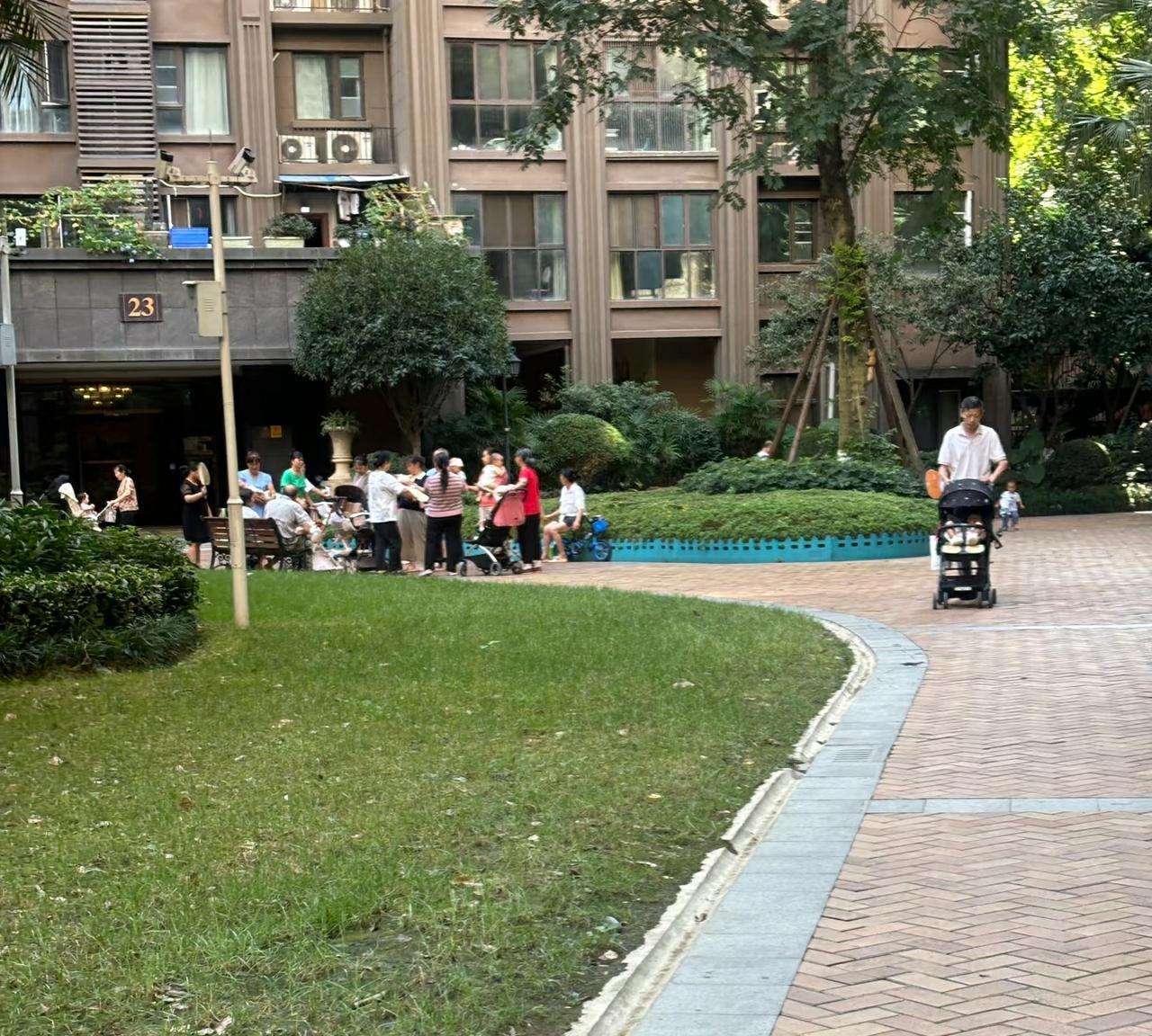 大部分有娃的家庭，如果在小学和中学投入几十万的补课，而且孩子到了初中明显学习就中
