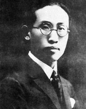 1933年朱湘从上海乘船前往南京，在客轮上纵身跳入长江。随身携带的包袱里，只有两