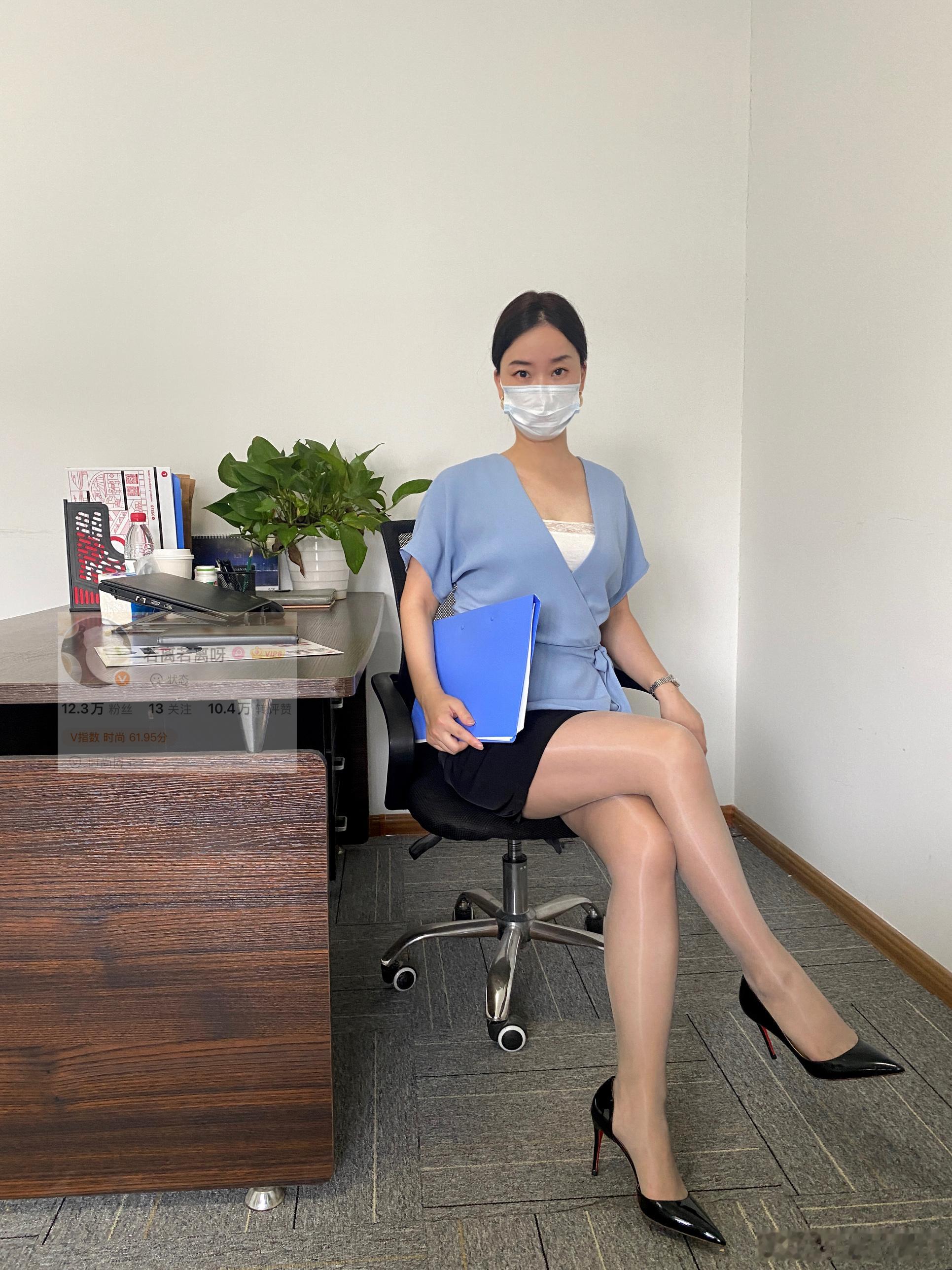 夏天偏爱这种清清爽爽的蓝，上衣+半裙一套很省心～今天穿什么办公室日常 ​​​