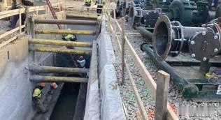 【美国波托马克河发生污水泄漏灾难】（国会山报）美国波托马克河发生污水泄漏事故近一