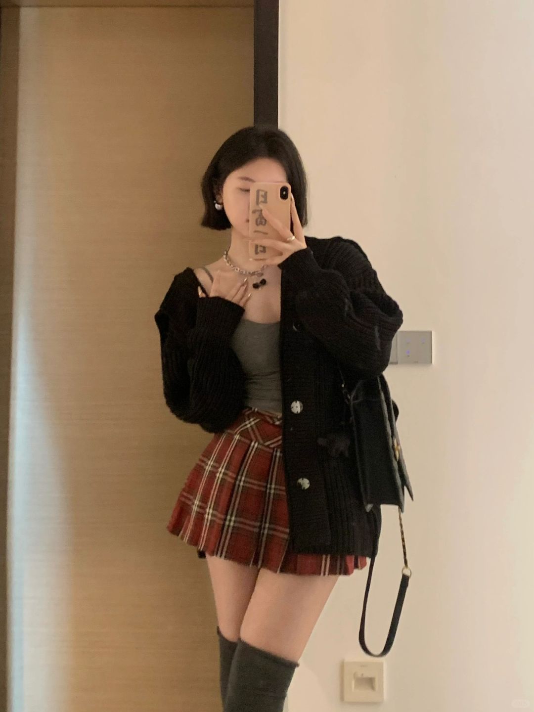 165/120 微胖穿搭 黑毛衣就该配红格裙