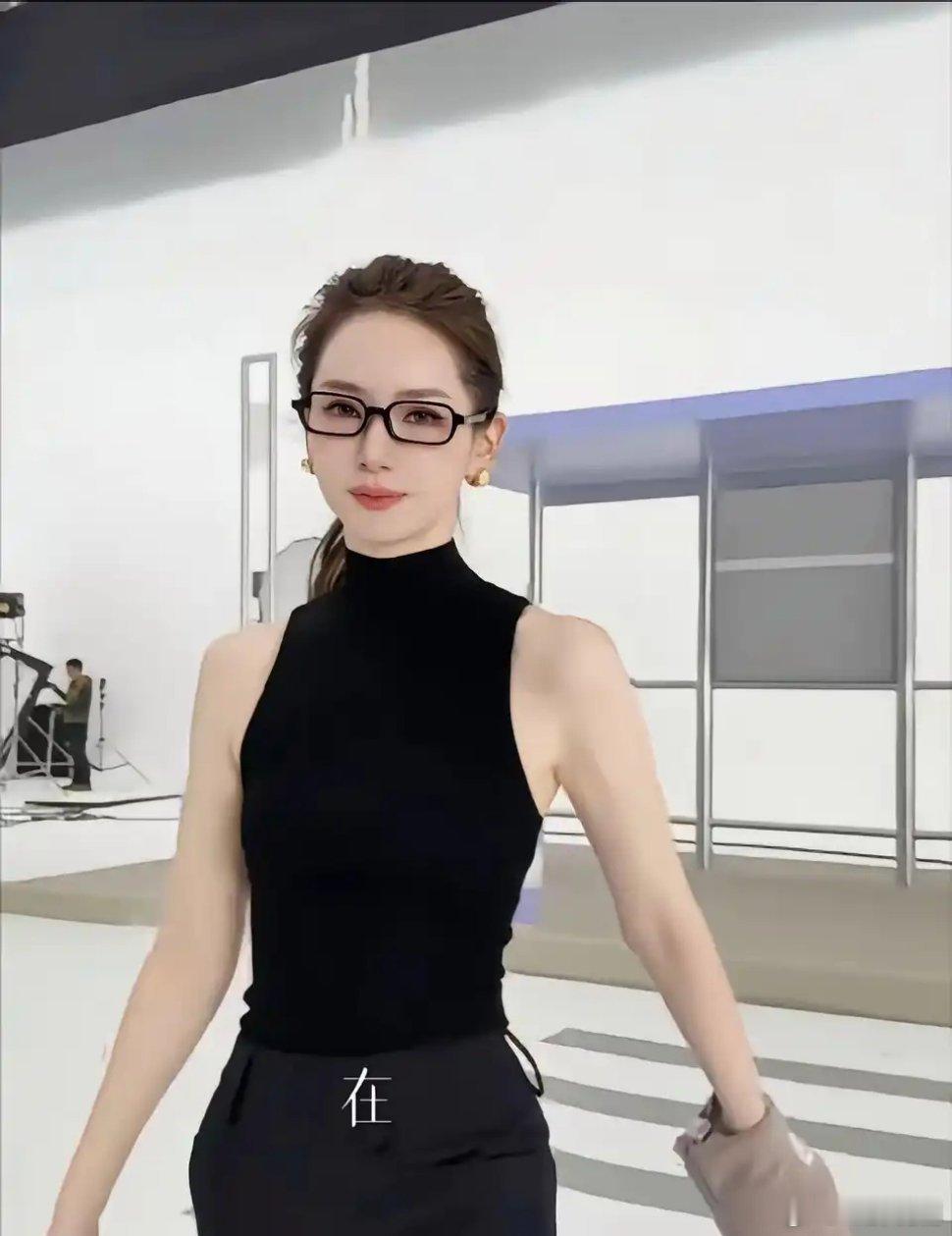 最搞不懂的就是戚薇了，明明长相出挑，且很有辨识度。就连校长都曾对她的颜值褒奖有加