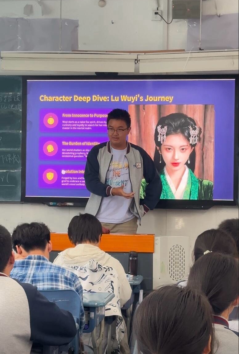 哇，太棒啦，鞠婧祎男粉上大分❗️用英文在课堂上讲《月鳞绮纪》露芜衣一边是用作品征