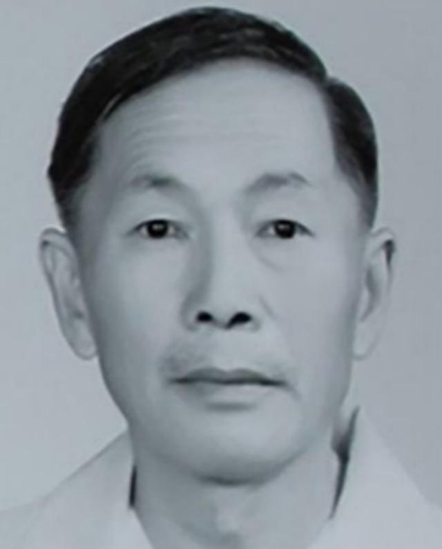 1989年，一个62岁的中国老人访美，几个中情局探员突然找到了他，出示证件后，说