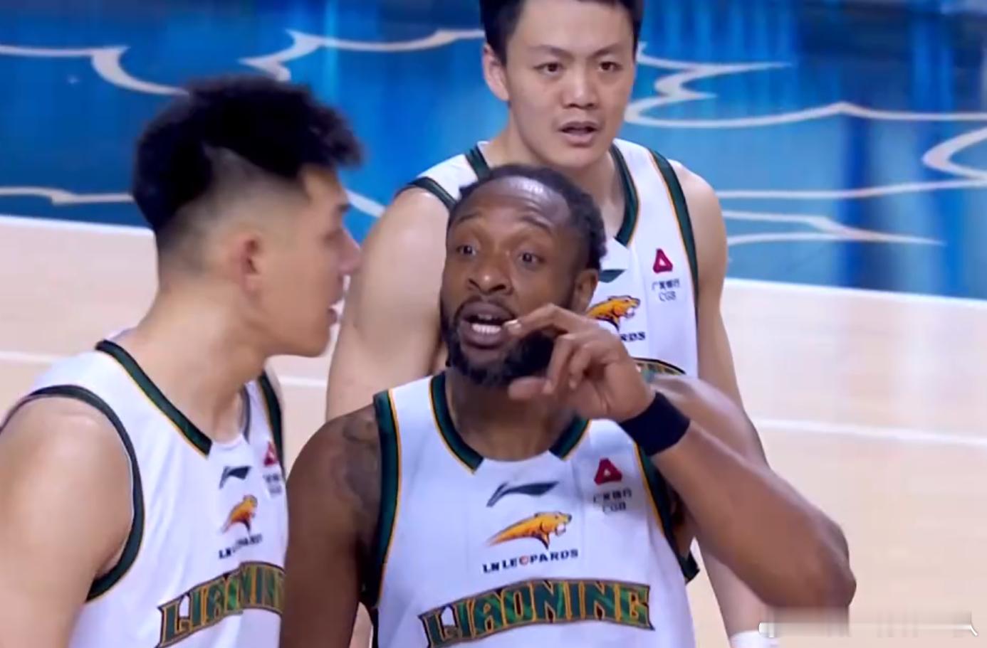 辽宁男篮战胜同曦男篮 辽宁男篮4连败之后收获2连胜，球队的篮板保护相比之前做得更