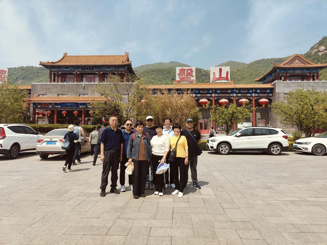 重游故地
五十年前初中同学全班一起徒步去蓟州盘山烈士陵园扫墓，五十年后八位同学再