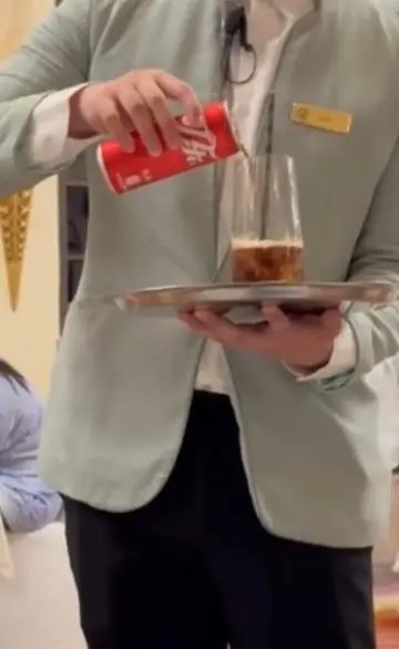 服务员当面倒入罐装可乐一杯卖50元其实吧，酒水饮料在饭店价格都加不少，再普通不过