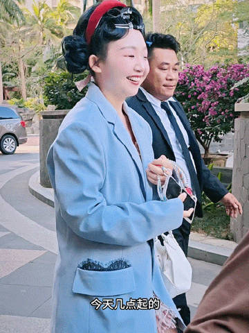 李嘉琦浪姐出发差点上错车  李嘉琦这未免也太可爱了吧，看到这上错车之后的整个人的