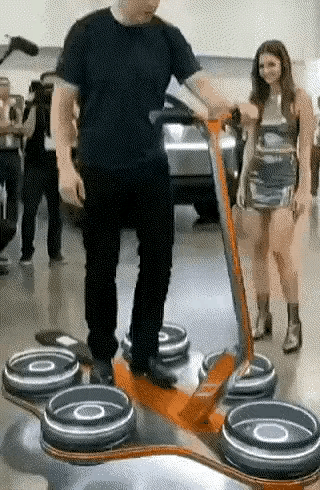 有人说这个东西能飞，安个座椅多好，站着多累呀。
我给你解释一下，没等你坐下呢，就