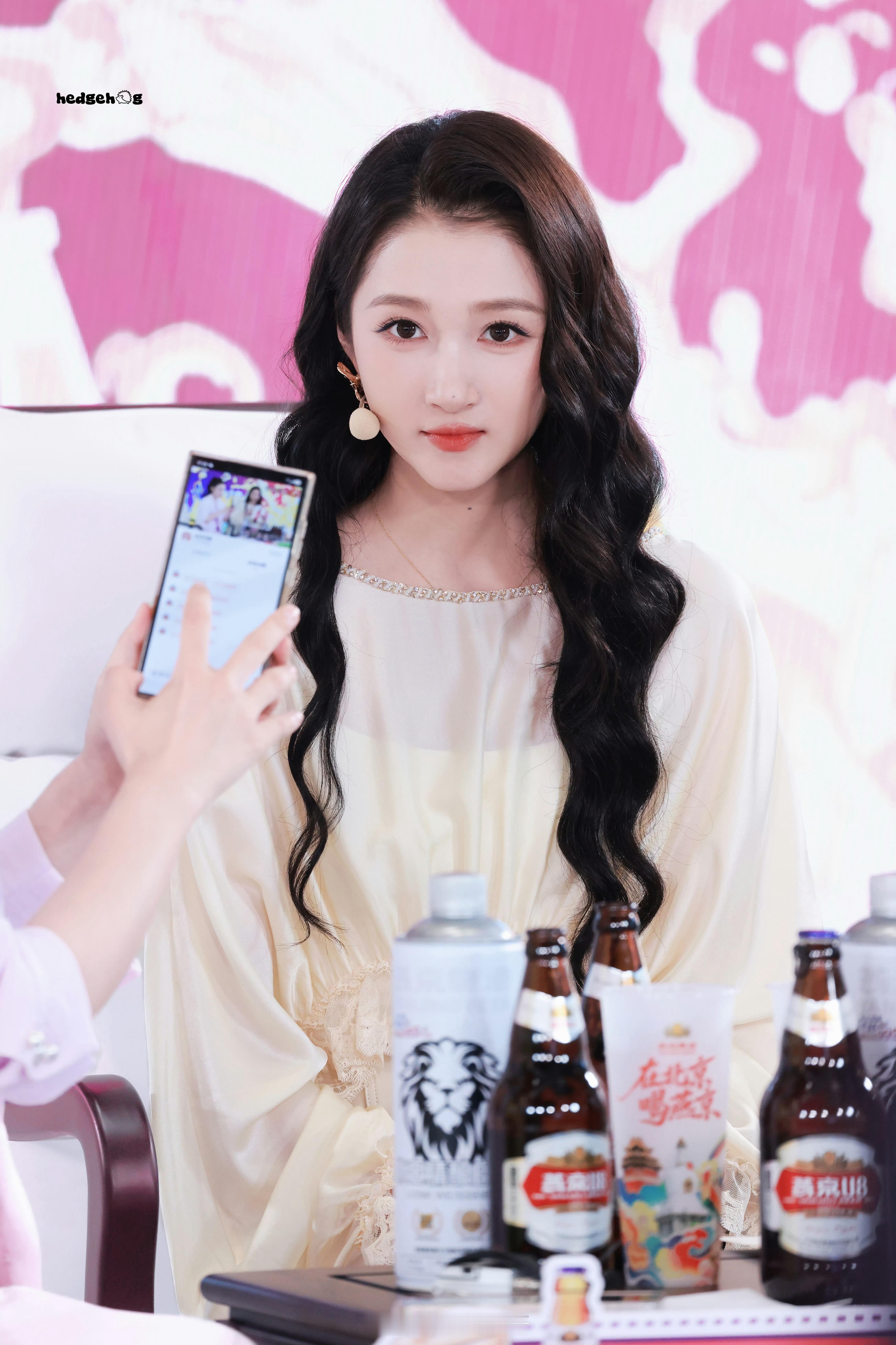 关晓彤啤酒节状态就算连夜赶路也活力满满  关晓彤你棒棒嘟