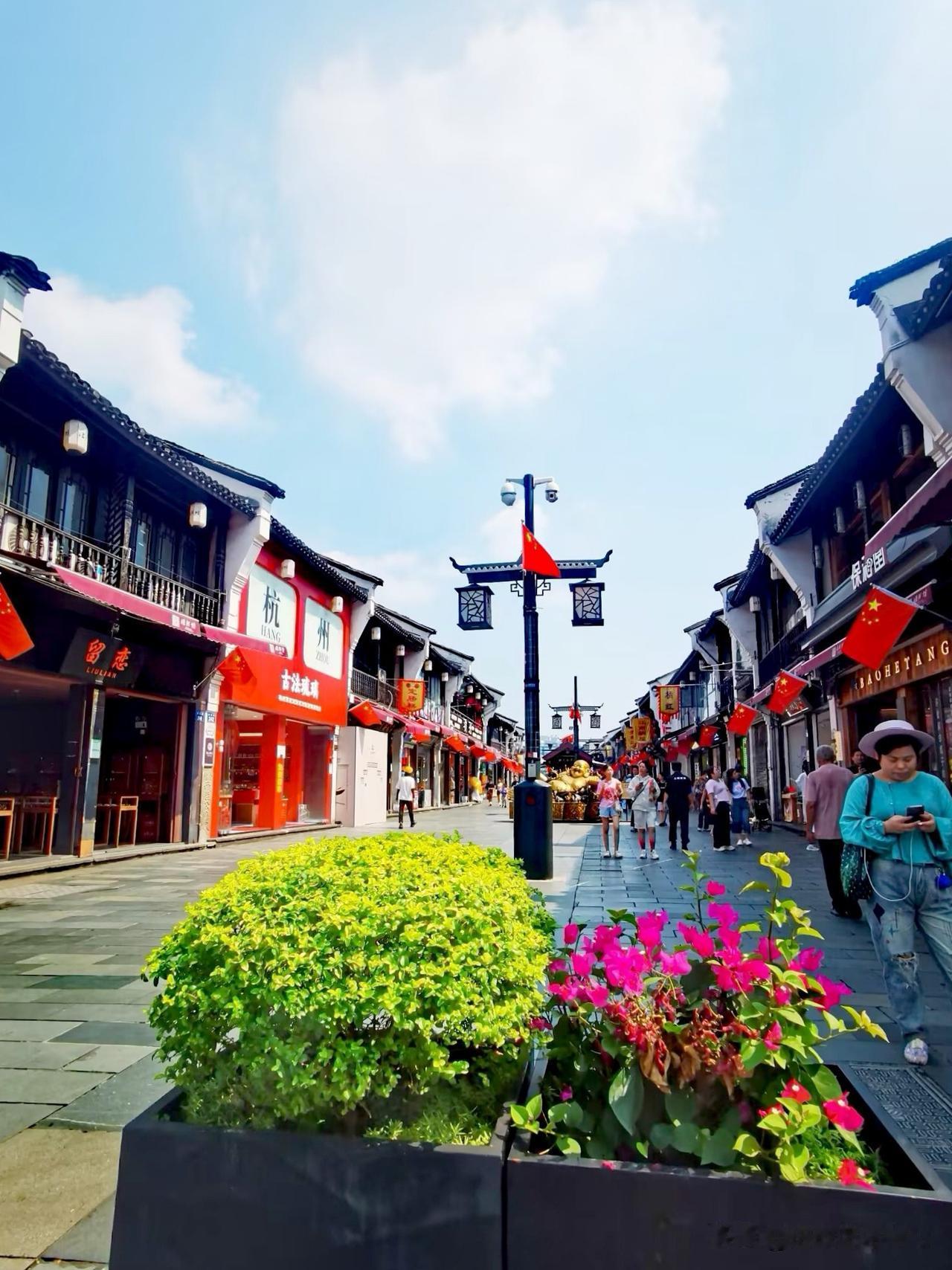杭州市上城区清河坊历史文化街区，古色古香的河坊街、南宋御街，节日气氛浓厚，五星红