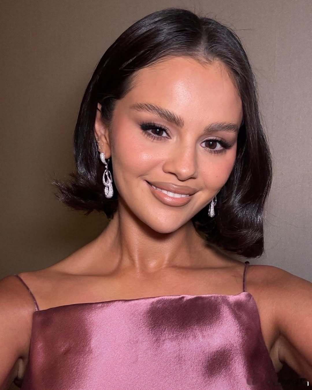 selena gomez赛琳娜戈麦斯今日份活动的妆造细节，化妆师给选了一个猪肝色