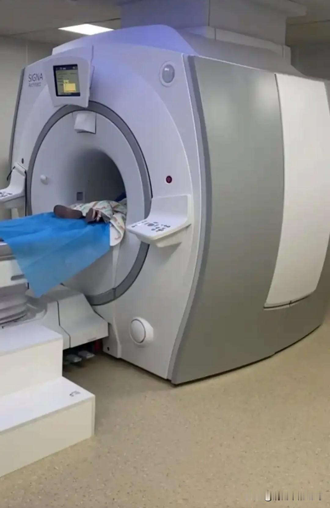 某省一医院，给患者做核磁共振，将患者遗留在核磁共振上六个小时才发现，而且是患者不