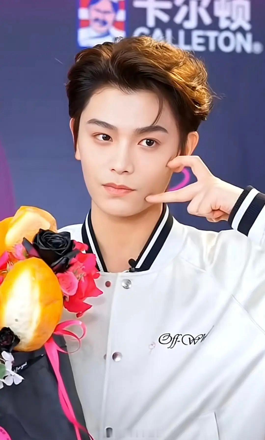 看来家产又多了一个新的比心方式……[抓狂][抓狂][抓狂]||丁禹兮||虞书欣|