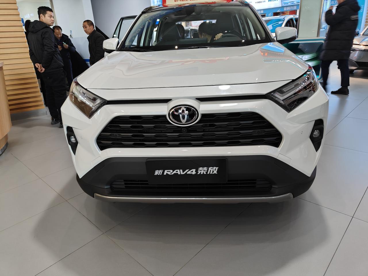 RAV4荣放，作为一汽丰田旗下的一款紧凑型SUV，当前店端优惠在4.6万元左右，