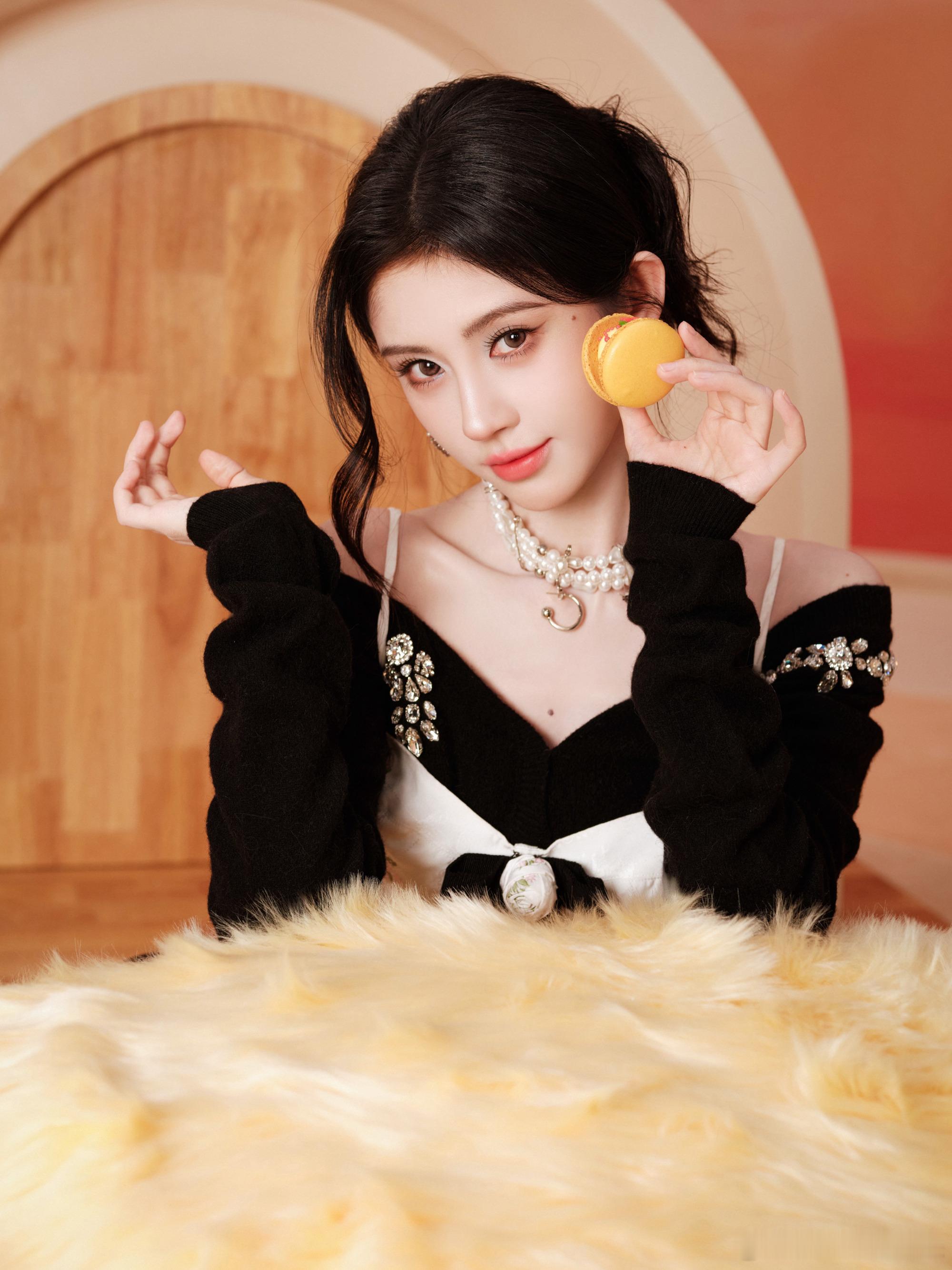 鞠婧祎2025最受年轻人喜爱女明星 在年轻人心中，她是一道亮丽的风景线，期待她在