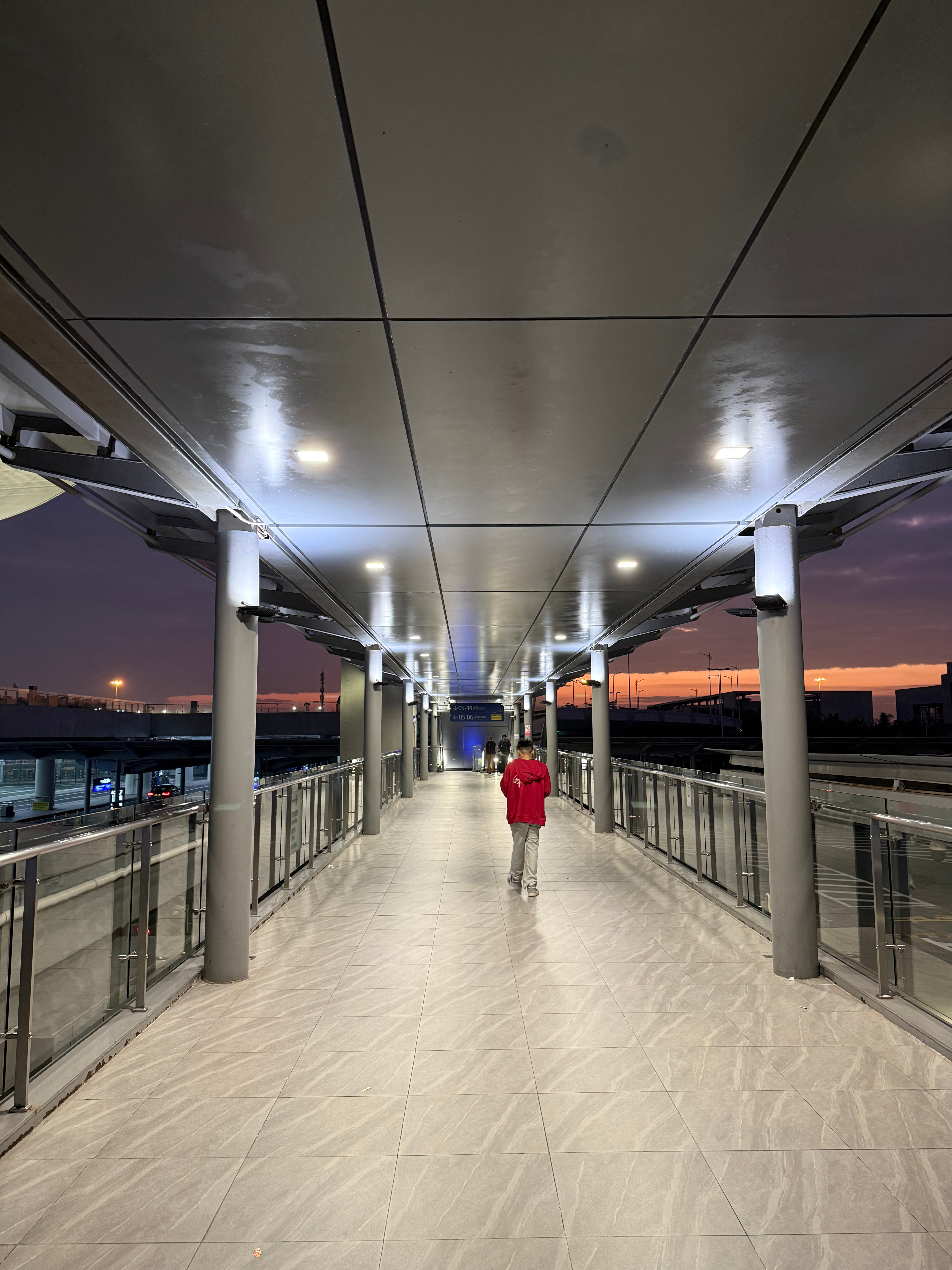 天才蒙蒙亮～看装扮感觉大多是穿梭两地的上班族