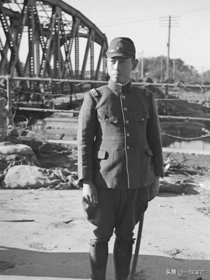 1937年的日军少尉，连拍照都比普通日本士兵多点要求，装腔作势！照片出自美国记者