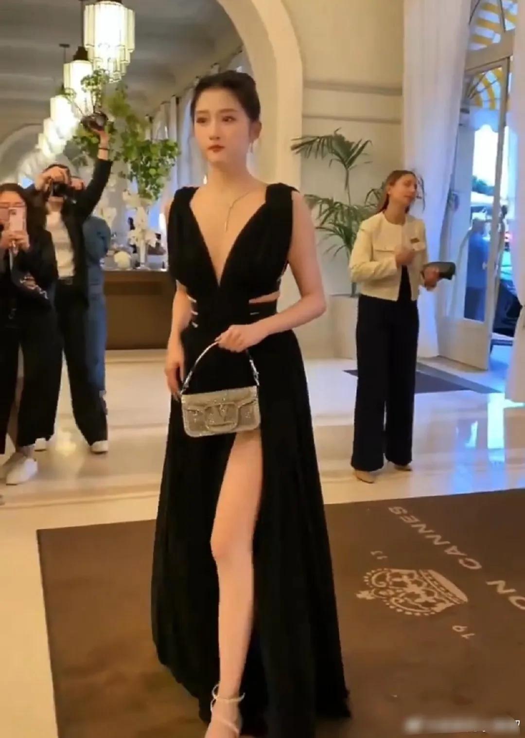 这绝对是她最惊艳的一次造型了！这样的打扮太适合她，整个人气场全开，大气又亮眼，把