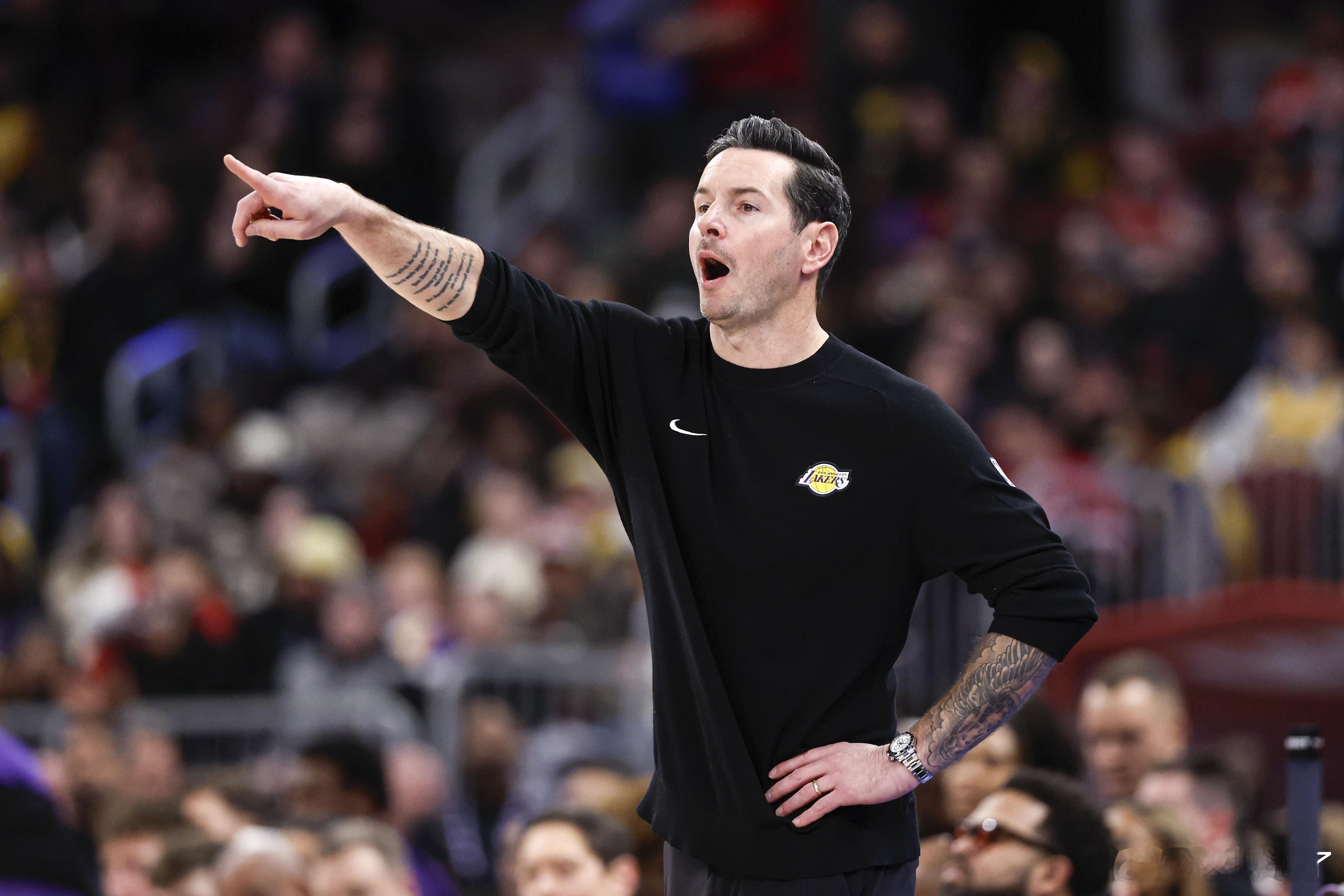 赛前采访，关于詹姆斯是否出场，雷迪克表示他早上有点酸痛，热身后决定能否出战。关于