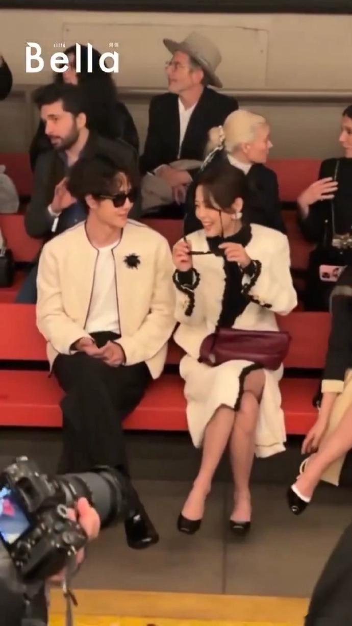 辛芷蕾王一博秀场热聊辛芷蕾王一博秀场同框  辛芷蕾王一博共同出席纽约时装周香奈儿