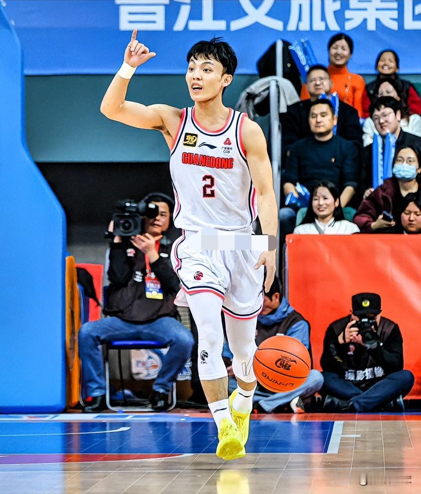 广东核心后卫徐杰依旧发挥稳定！

在今晚广州对阵广东的比赛中。徐杰半场打了17分