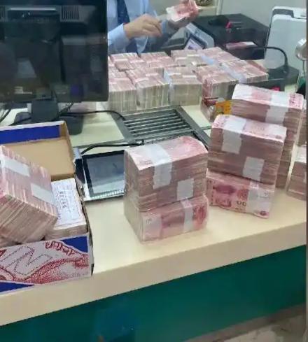 上海大姐太疯狂！床底藏240万现金睡觉，亲妈去世都不撒手，法院破门后全家反目
 