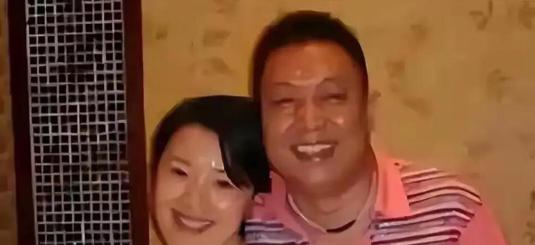 王为念这次住院，真把人看愣了，病床前一直忙前忙后伺候的，不是别人，是他跟第一任妻