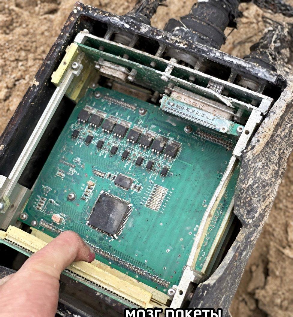 一枚被击落的伊朗弹道导弹的内部PCB照片，照片显示一块基本的绿色电路板，上面贴有