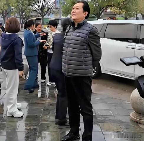 这一位老演员，几十年来不变的站姿，估计是演领导的戏演多了。就连站着都是那么有气派