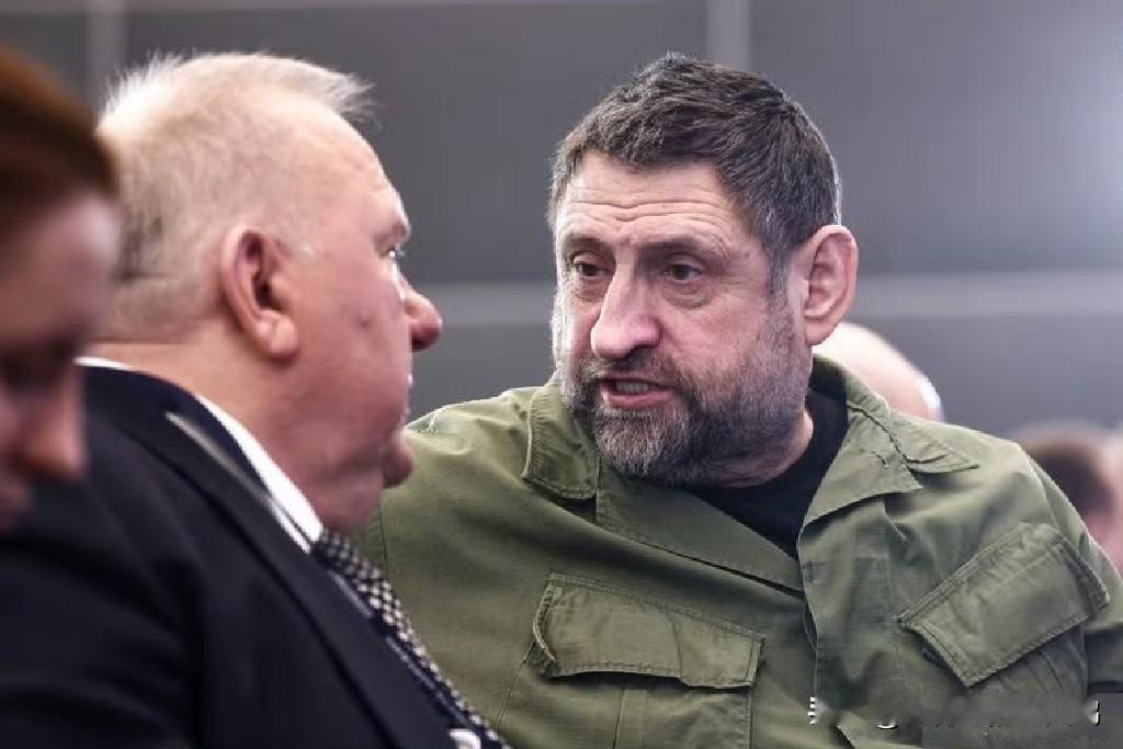 #俄乌局势新进展# 
知名俄罗斯战地记者斯拉德科夫发言： “泽连斯基正想尽办法破