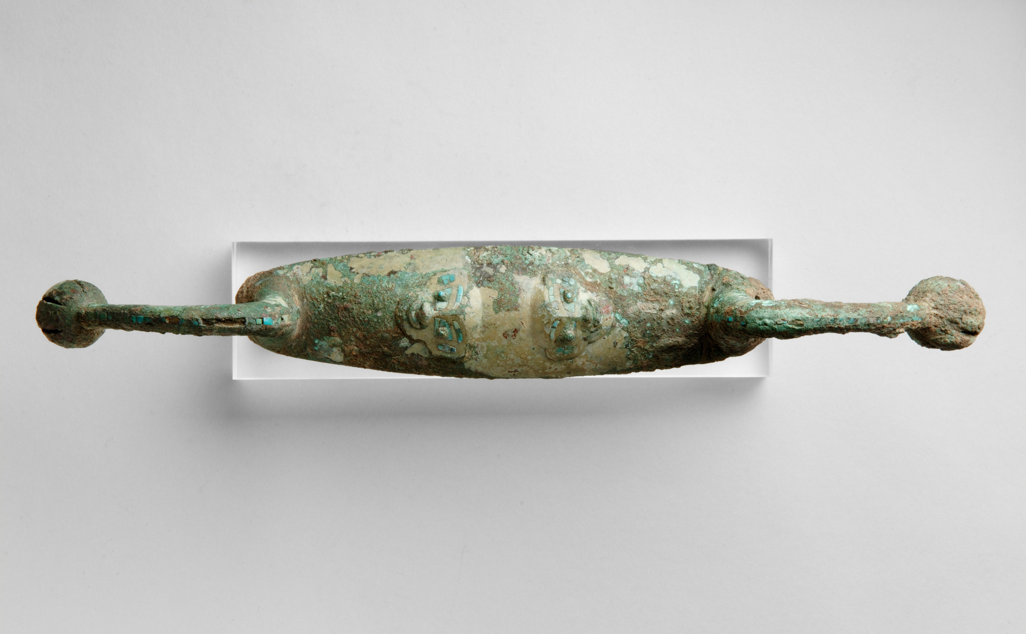 瑞典斯特哥尔摩远东古物馆藏商晚期:错绿松石人面弓形器 