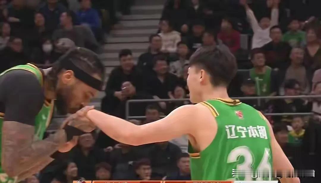 今晚辽宁队鄢手骐打服了莫兰德，后者给他献上香吻一个。
如图，鄢手骐在投进三分后，