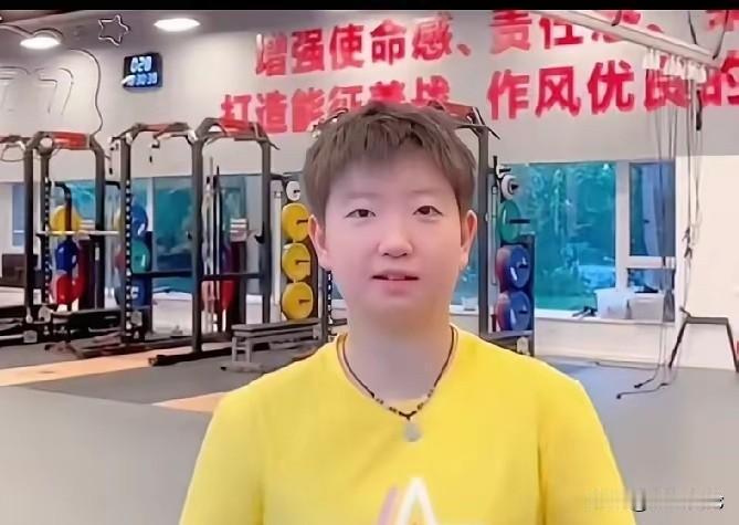 孙颖莎在训练之余，还不忘给六一小朋友们送上祝福，莎莎身穿黄色的T恤，非常有朝气给