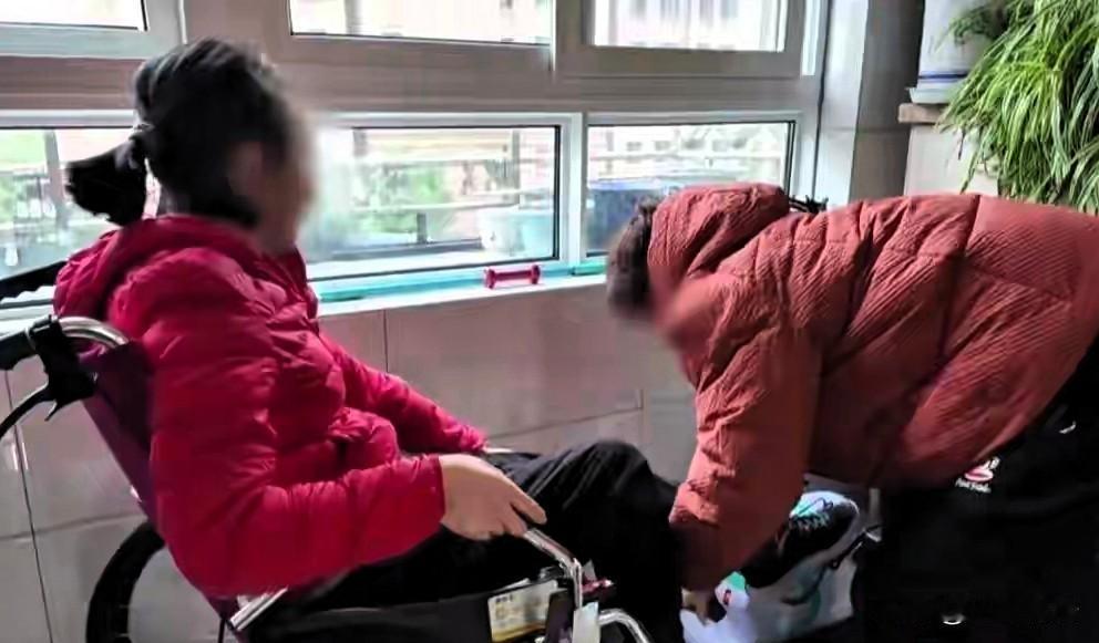 江苏南京，一28岁女导游，刚结婚4年，发现自己双腿无力，她到医院一查，确诊为罕见
