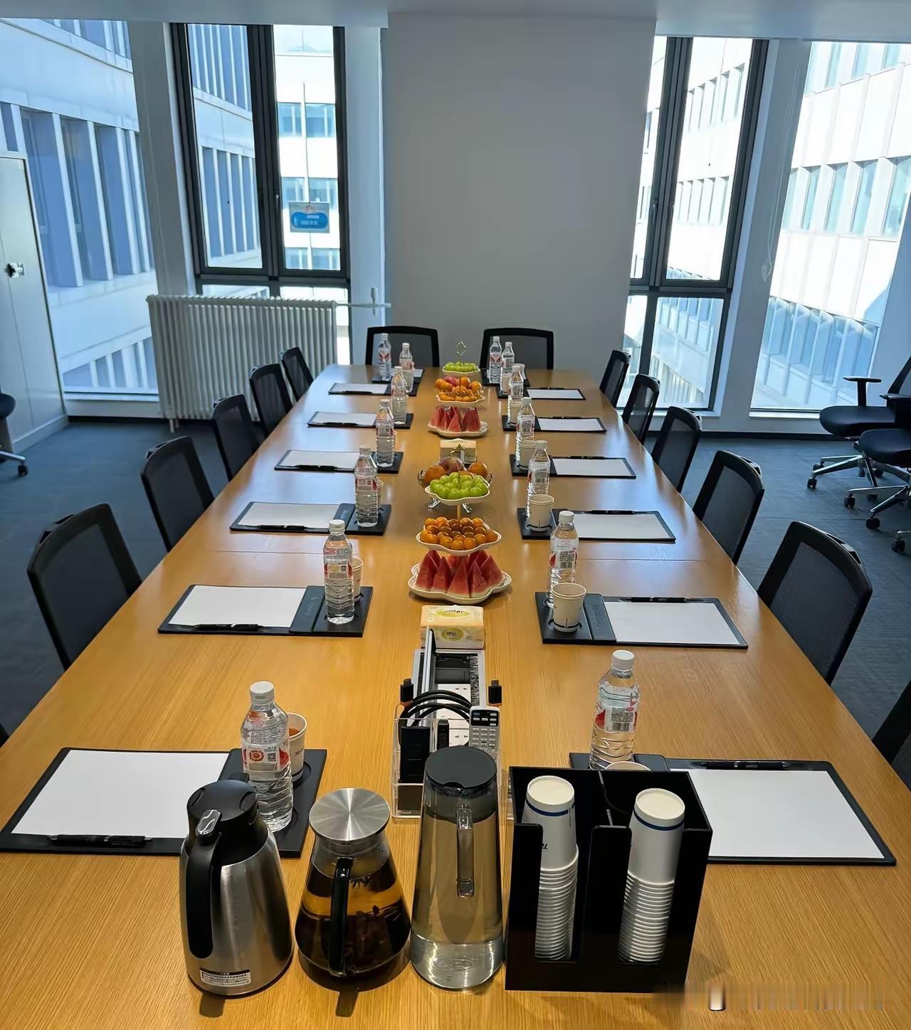 站好最后一班岗？
两个临近退休的人，做法截然不同，一个是按时点卯，吊儿郎当，茶水