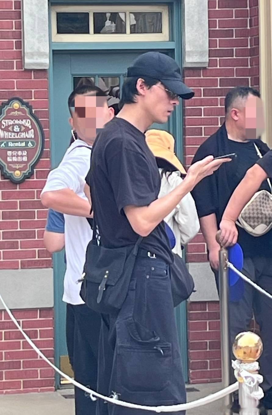 吴倩张雨剑带女儿逛迪士尼从武汉超市到芬兰旅行，再到迪士尼同游。离异夫妻放下恩怨，