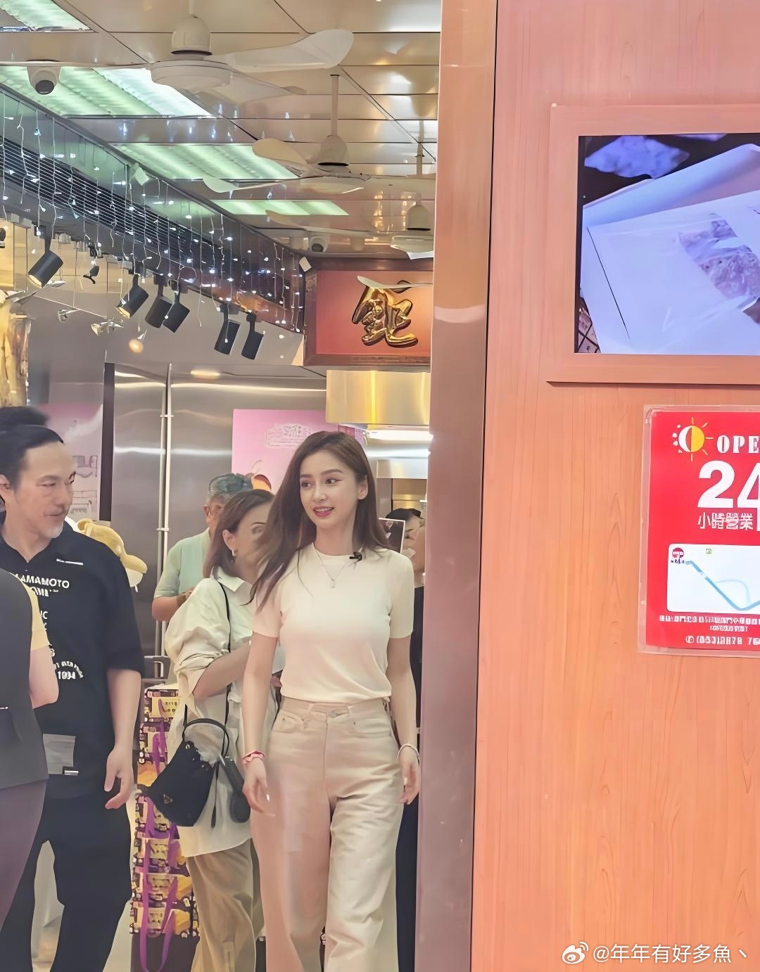 明星确实不一样啊，baby真的好白好瘦好漂亮 