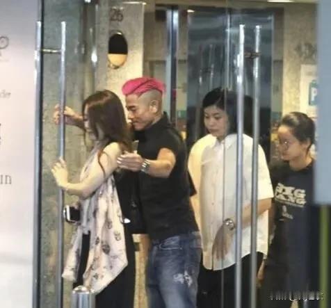 娱乐圈好像有几个老夫少妻的天王刚公开时对女方都是有争议的。

但那么多年下来，就