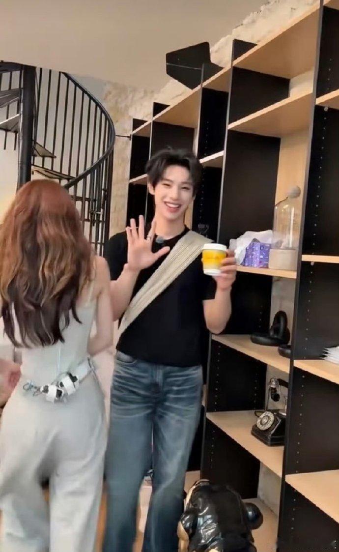 张予曦[超话]尚雯婕说张予曦毕雯珺是女儿女婿尚雯婕这一喊“闺女”“女婿”，直接把