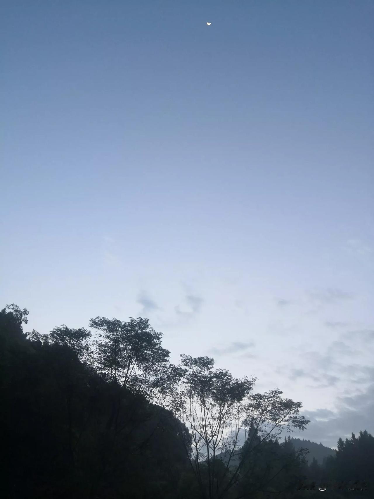 美丽的农村画面，山顶与大地之间，天空和白云之间，他们究竟有多么亲美的情感。