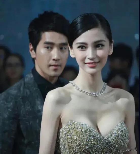 Angelababy杨颖，身穿华丽裙装，尽显迷人风采。她的优雅与自信相得益彰，仿