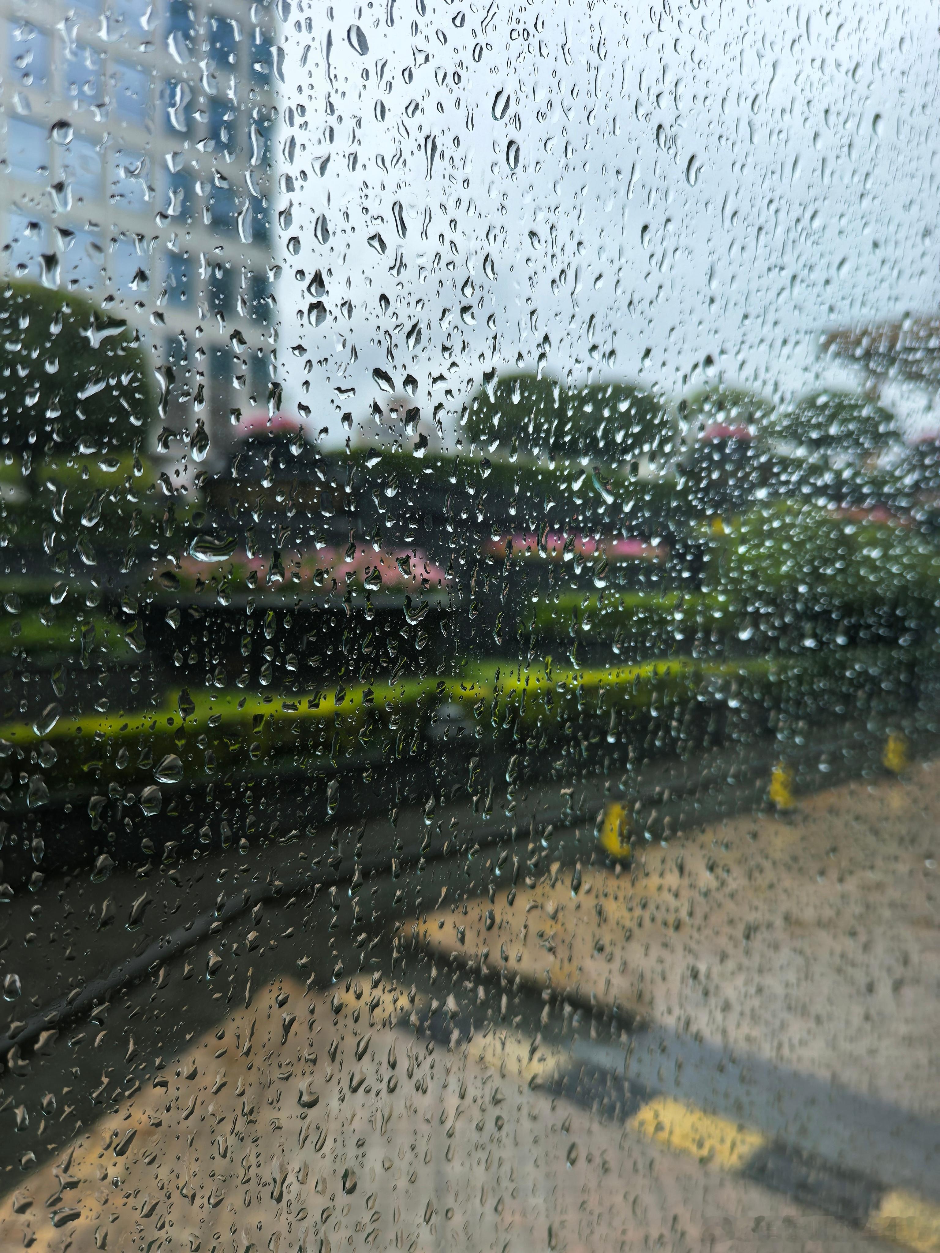 今早成都小雨。吃了早饭，乘大巴去机场。喜欢雨天，听着音乐，心情非常不错。上周车展
