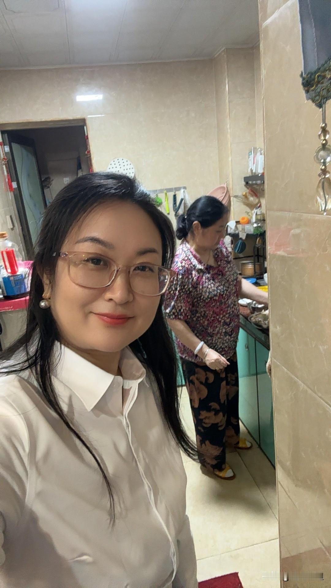 来到清远的那几天，两位表妹轮流请我吃饭。

大表妹，小表妹，舅妈，我姨，还有她们