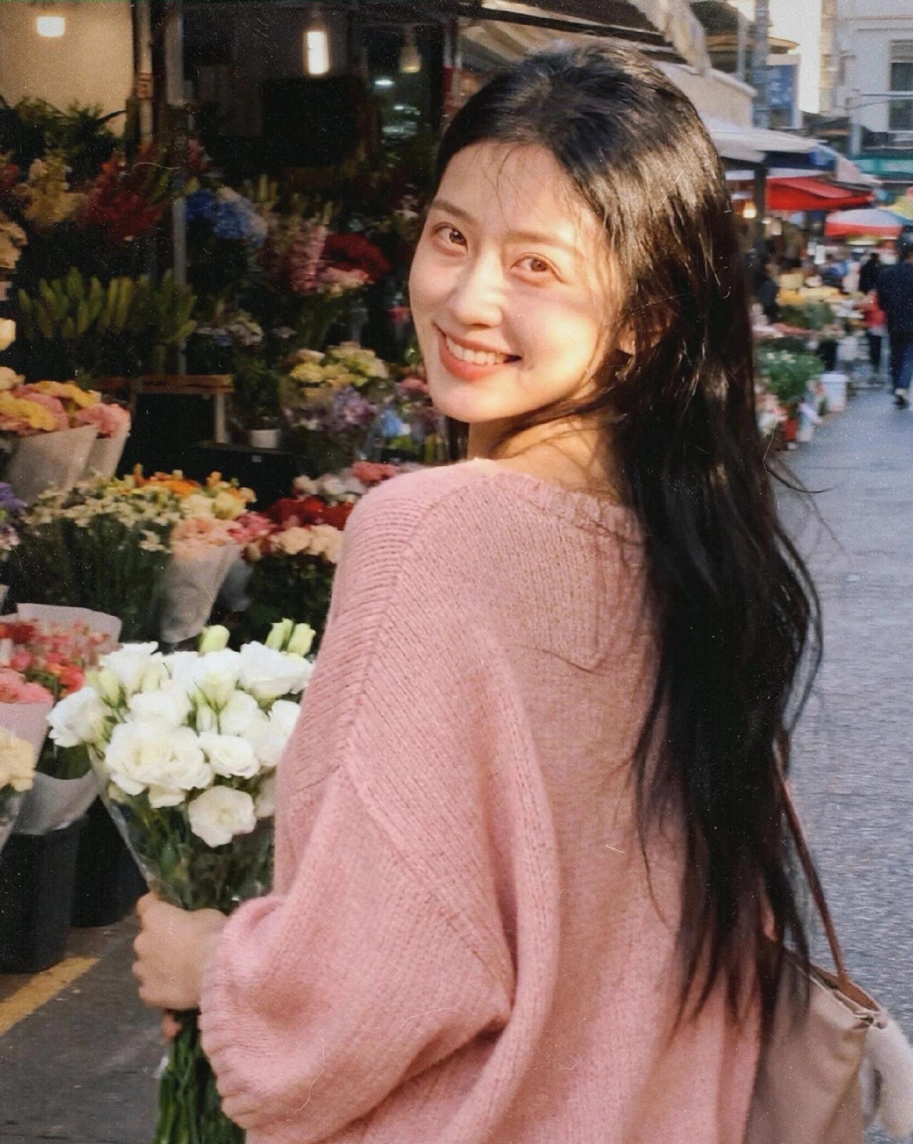 花海中的微笑，温暖如春日阳光。🌸🌼🌺回眸一笑百媚生，六宫粉黛无颜色。春日赏