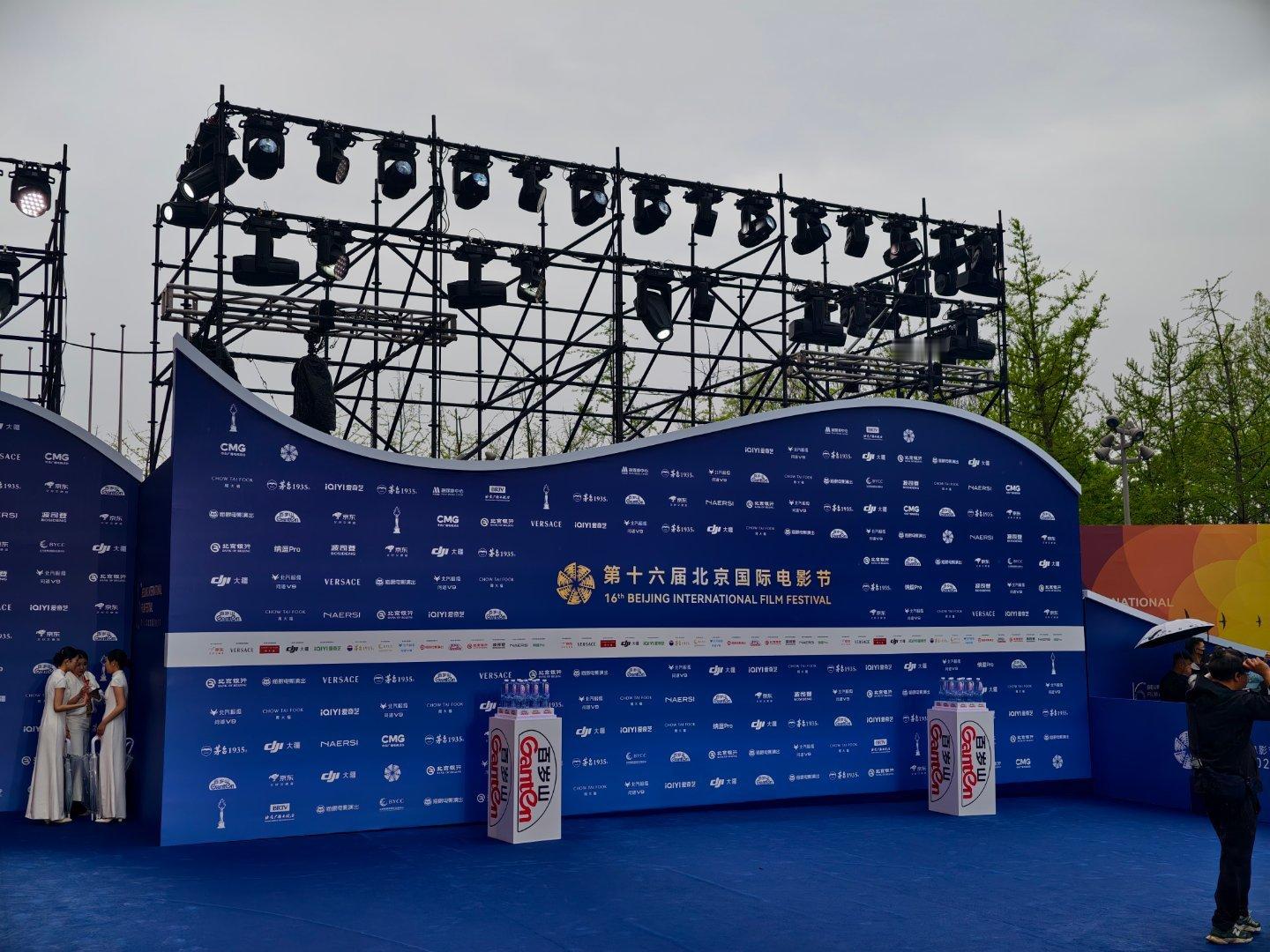 中新文娱在现场  噔噔噔！小鱼妹儿已经在北影节开幕式现场啦！来说说你最想看到谁，