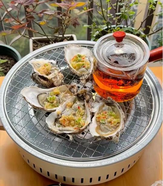 围炉煮茶

一个双人套餐，2百多接近300，围炉煮茶就是一壶茶，一点水果小吃，卖